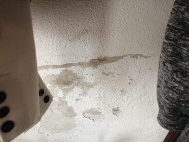 Descorches de la pared a causa de la humedad en la vivienda