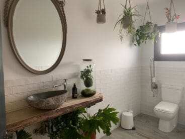 Diseño de baño con plantas