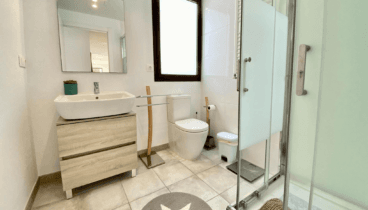 El baño bien equipado te invita a relajarte