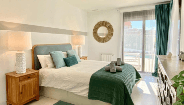 El dormitorio principal te ofrece una salida directa al exterior