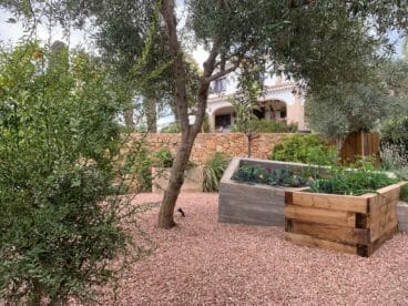 Espacio de jardín con huerto integrado y en altura
