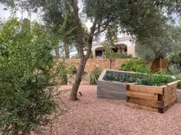 Espacio de jardín con huerto integrado y en altura