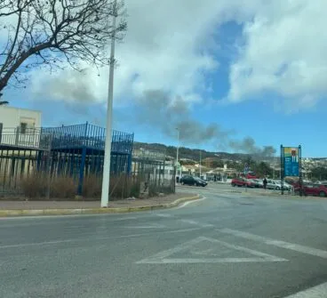 Columna de humo del incendio del vehículo