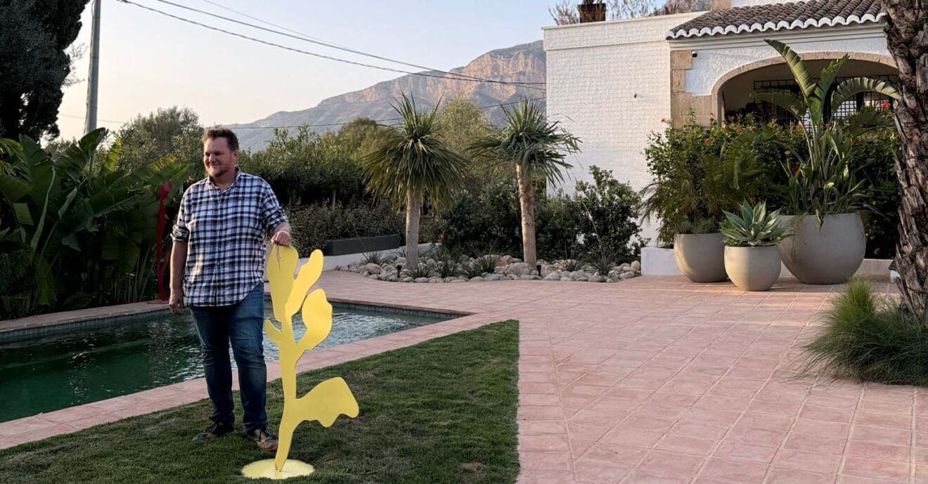 Jan en su espacio creativo y de jardín sostenible-