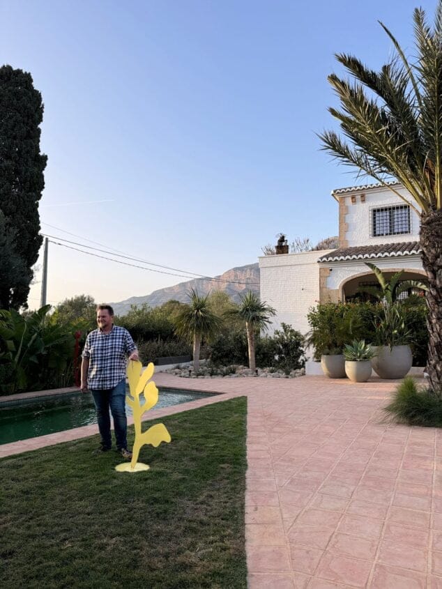Imagen: Jan en su espacio creativo y de jardín sostenible