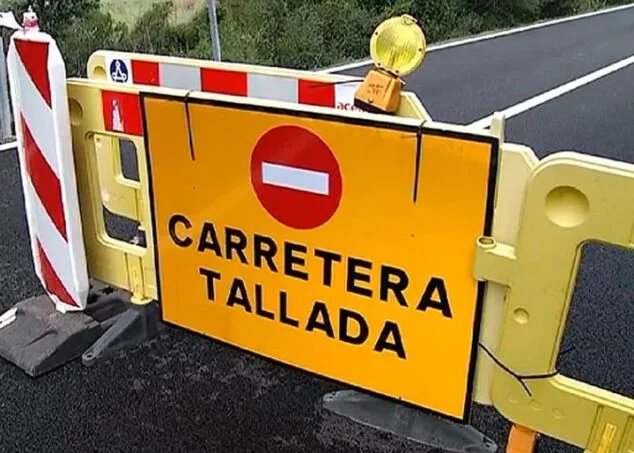 Imagen: La carretera que une Xàbia con Gata permanece cortada