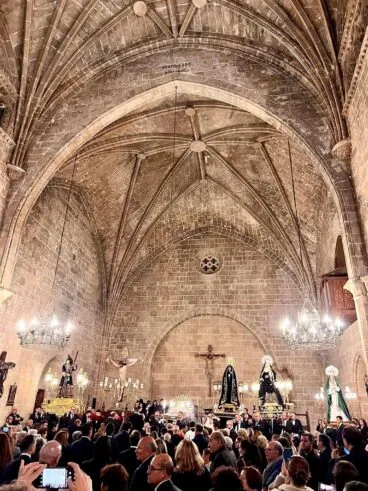 Las imágenes en el altar de la Iglesia de San Bartolomé | Foto Juan Cruañes