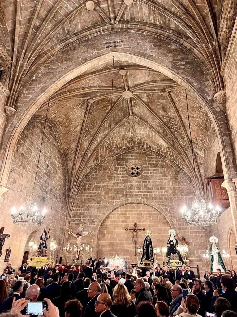 Las imágenes en el altar de la Iglesia de San Bartolomé | Foto Juan Cruañes