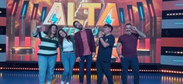 Los concursantes del programa Alta tensió con el presentador Nelo Gómez