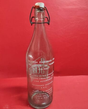 Parte trasera de la botella de gaseosa Serrat