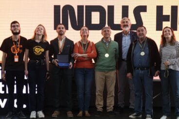Ángel Sapena, tercero por la izquierda, con el Premio Mandarina 2024, al ser elegido mejor profesor de la ETSII