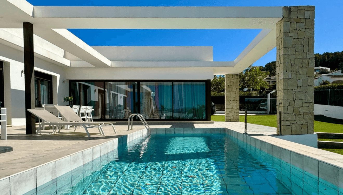 Puedes relajarte con un baño refrescante en su piscina