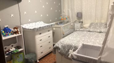 Reducida habitación en la que vive una familia