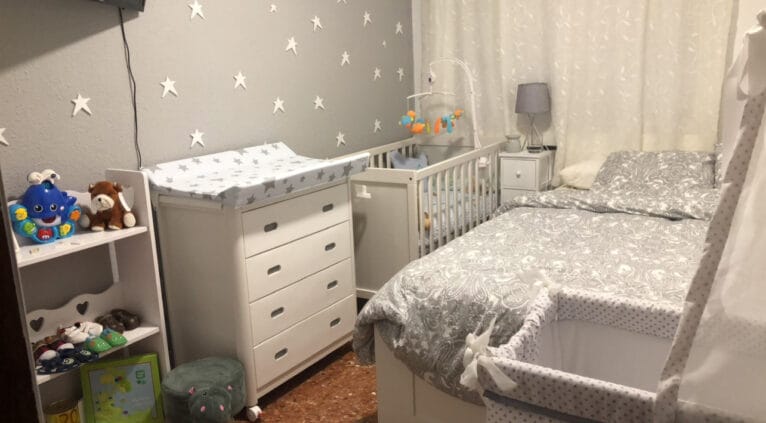 Reducida habitación en la que vive una familia