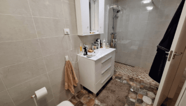 Die Badezimmer sind komplett ausgestattet, um Ihnen ein umfassendes Erlebnis zu bieten