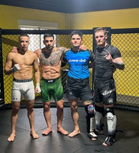 Imagen: Torres junto a Ilia Topuria y compañeros en el centro de entrenamiento