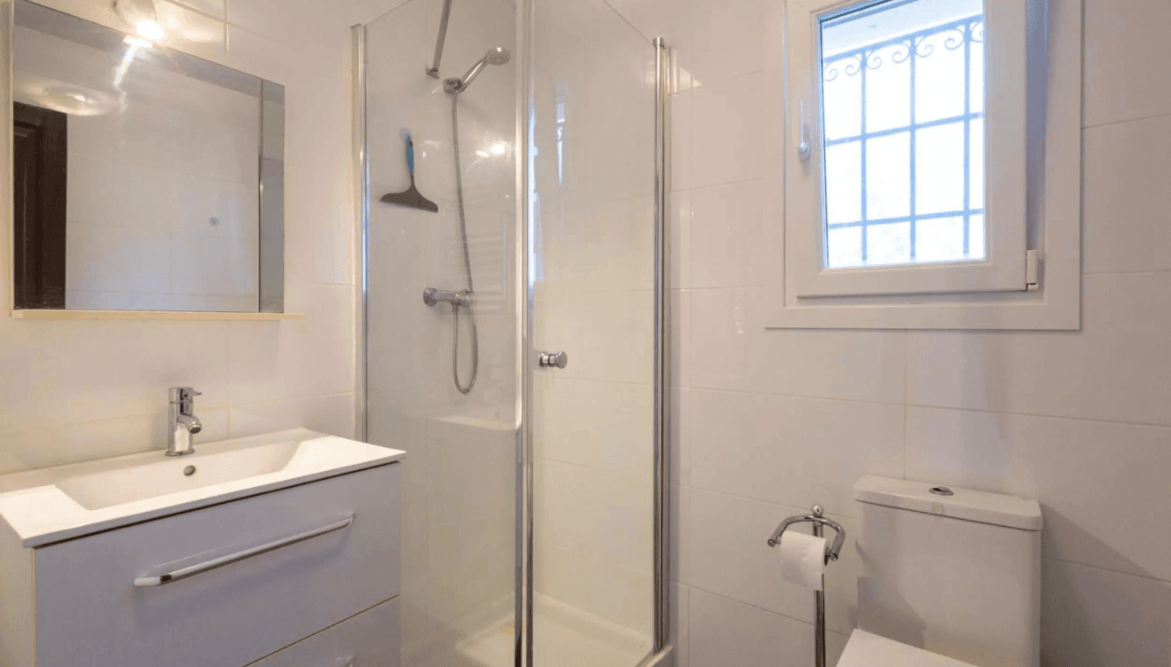 Una ducha ideal para relajarte en esta vivienda