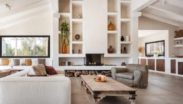 Acogedor salón con luz natural decorado con tonos tierra