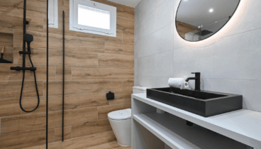 Baños modernos y renovados en esta villa