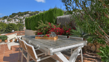 Celebra comidas y cenas en el exterior de esta villa