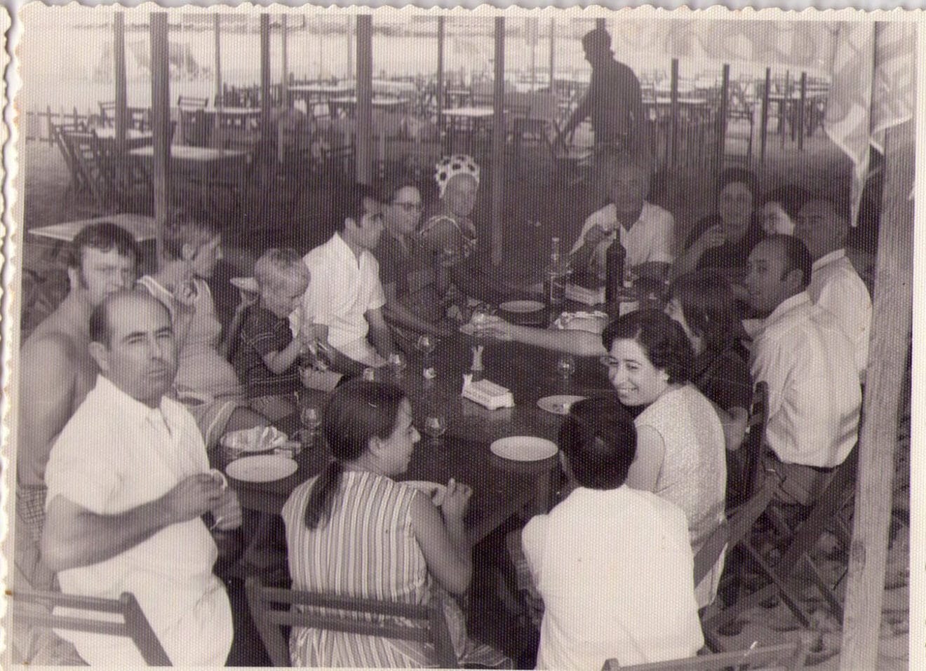Clientes en el merendero Nesfor del Arenal del Xàbia