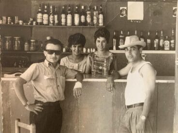 Clientes y camareras en el Chiringuito Diana de Xàbia