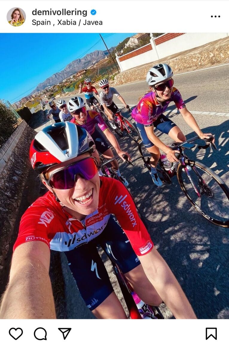 Demi Vollering y su equipo en Xàbia