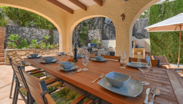 Descubre su terraza techada para disfrutar al máximo esta villa