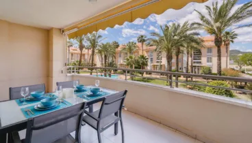 Disfruta de las vistas a la piscina desde la terraza