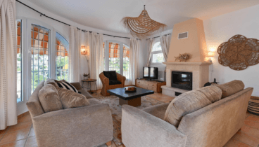 Disfruta de un salón con esta chimenea como protagonista