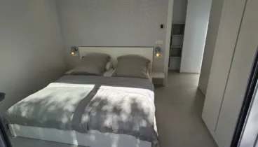 Dormitorio minimalista en esta vivienda