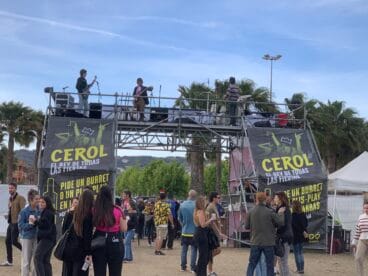 Actuación en lo alto del arco de entrada del Montgó Fest Xàbia
