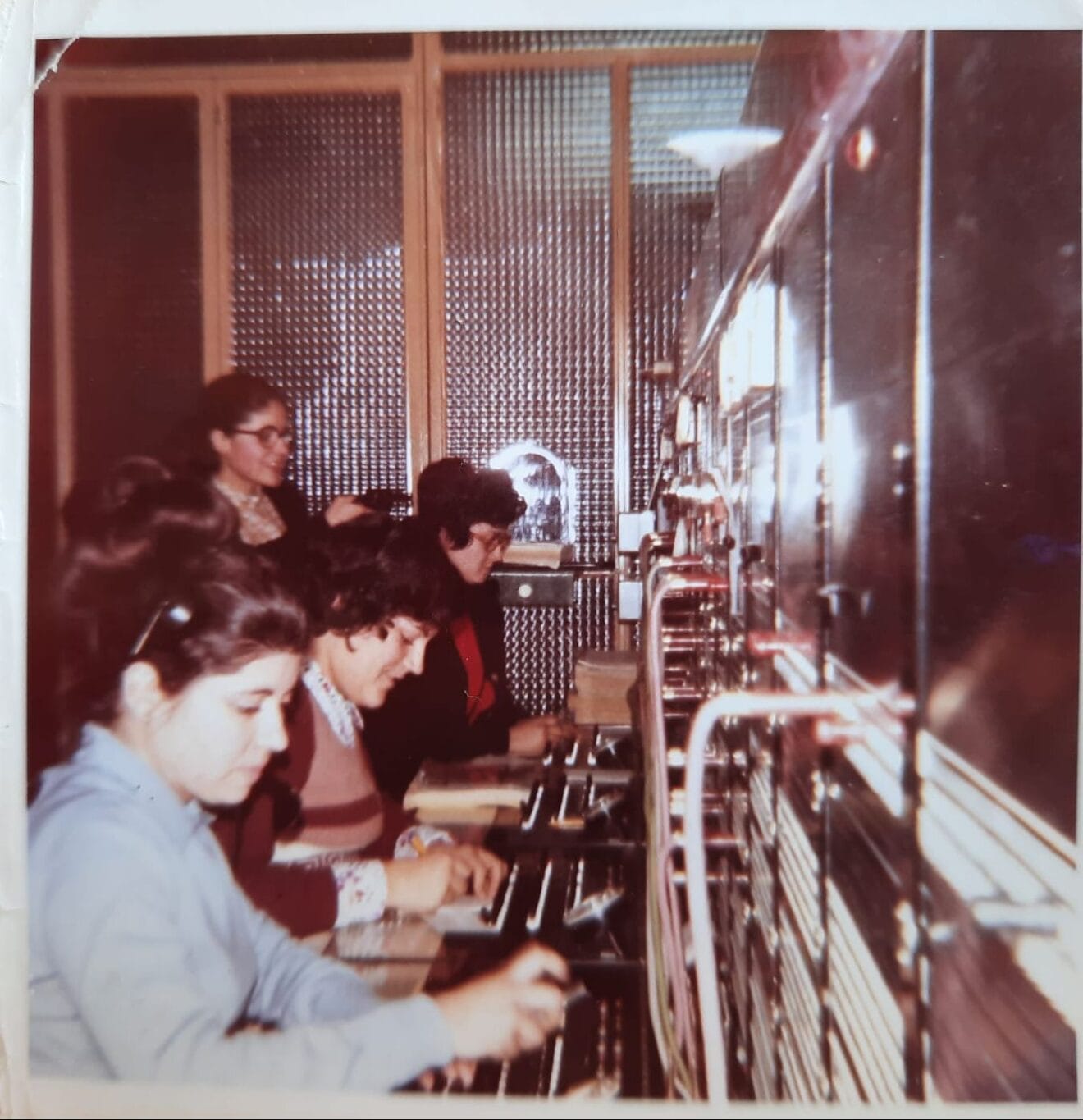 Las telefonistas ante el panel