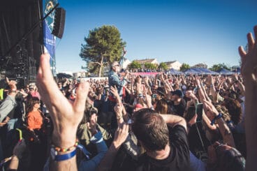El cantante de Habitación Roja con el público en Montgó Fest Xàbia