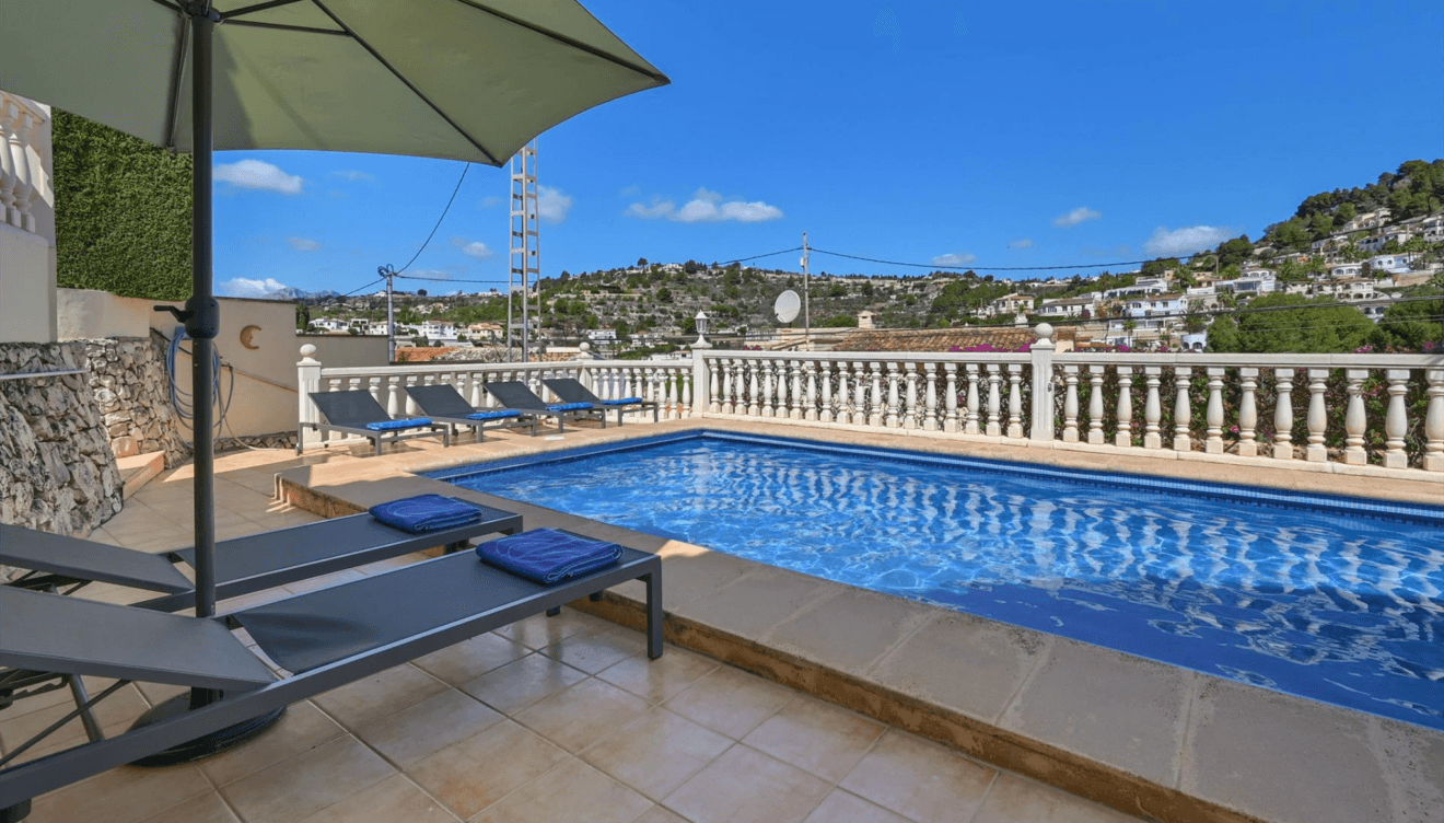 Piscina con vistas a la naturaleza