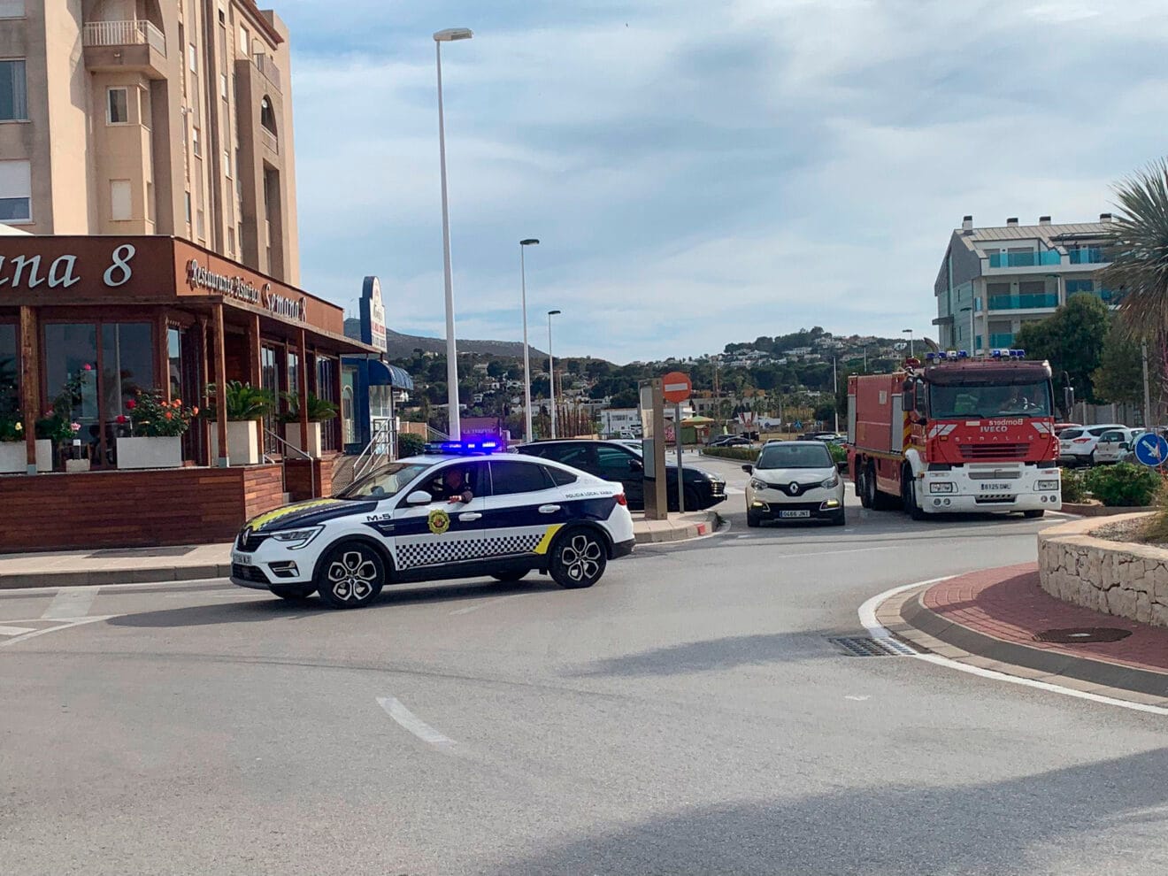 Policía Local y Bomberos de camino a la zona del incendio en el Saladar de Xàbia