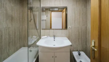 Un baño renovado para relajarte en este apartamento