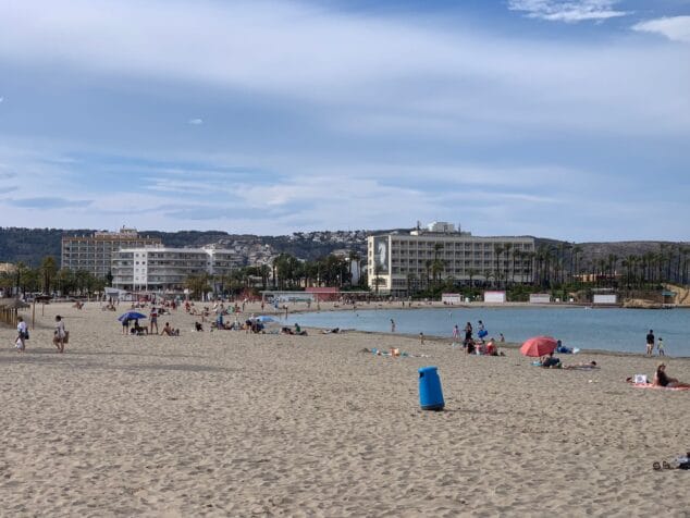 Imagen: Decenas de personas disfrutan del buen clima en la playa del Arenal