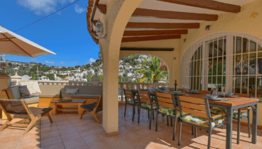 Zona chill out o zona de comedor, esta villa dispone de todo lo que necesitas