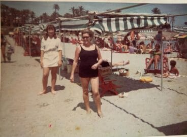 Zona de sombra y sillas en la playa del Arenal