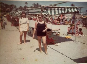 Zona de sombra y sillas en la playa del Arenal
