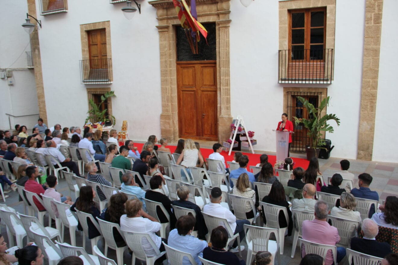 Acto de entrega de bandas y distintivos a los cargos de Fogueres 2024 (3)