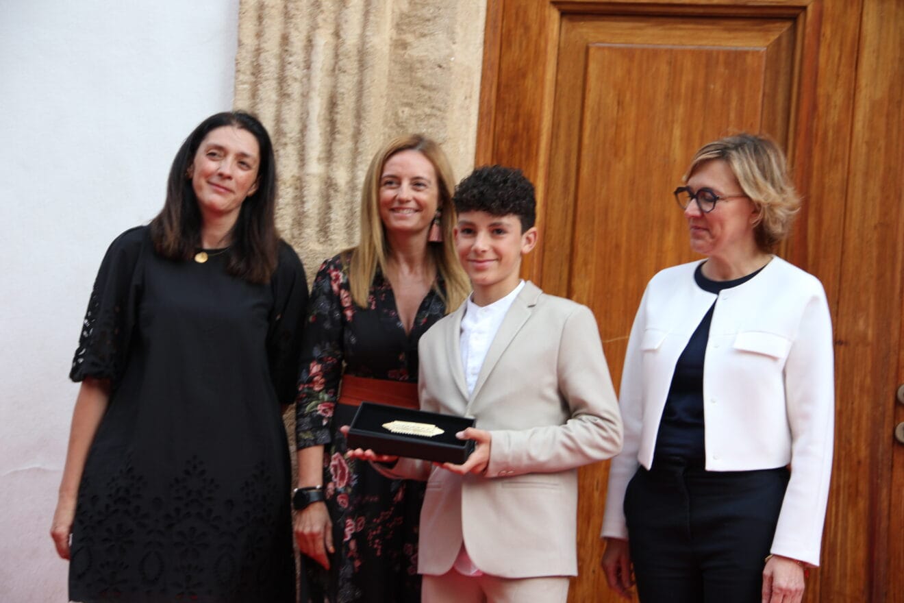 Acto de entrega de bandas y distintivos a los cargos de Fogueres 2024 (35)