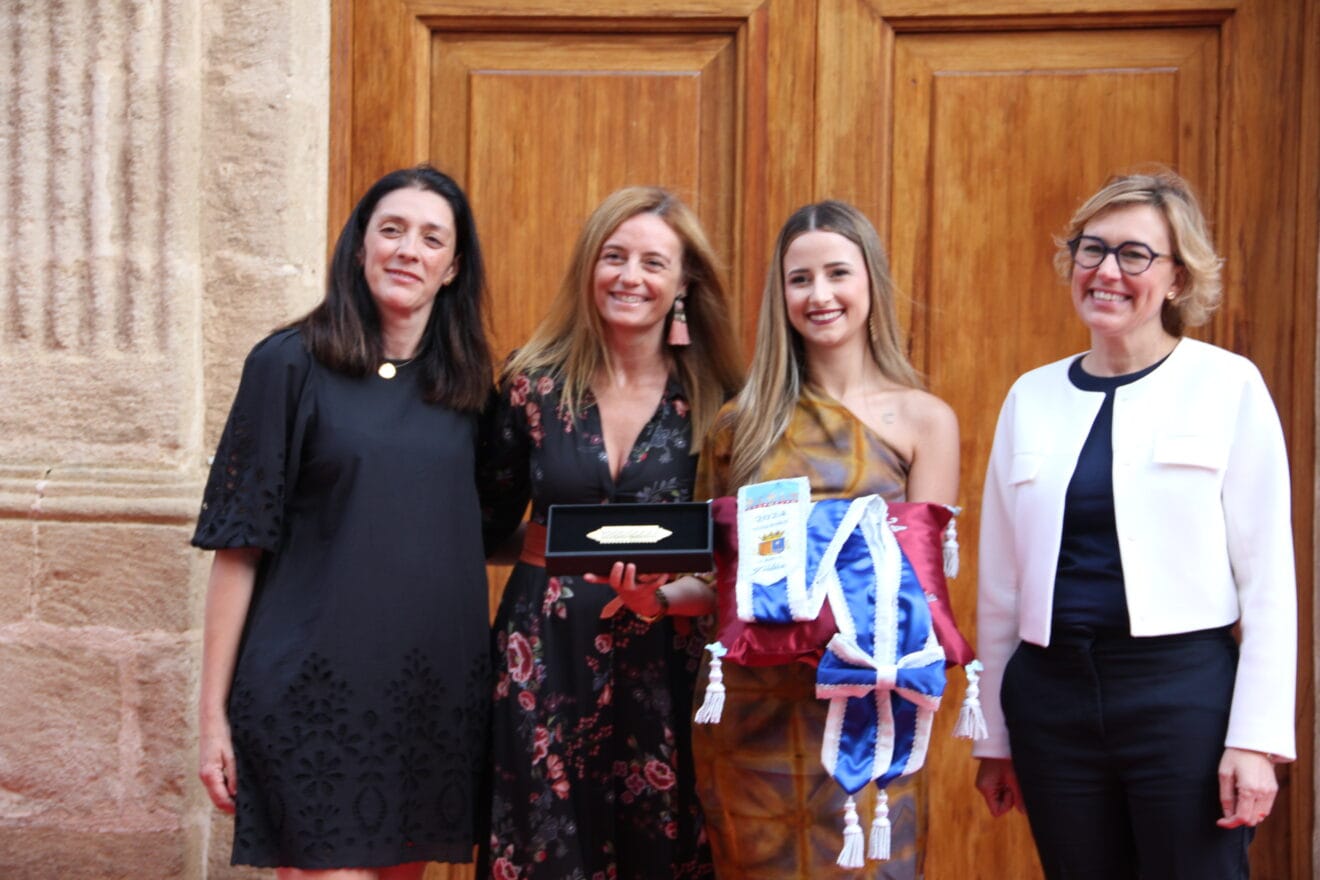 Acto de entrega de bandas y distintivos a los cargos de Fogueres 2024 (47)