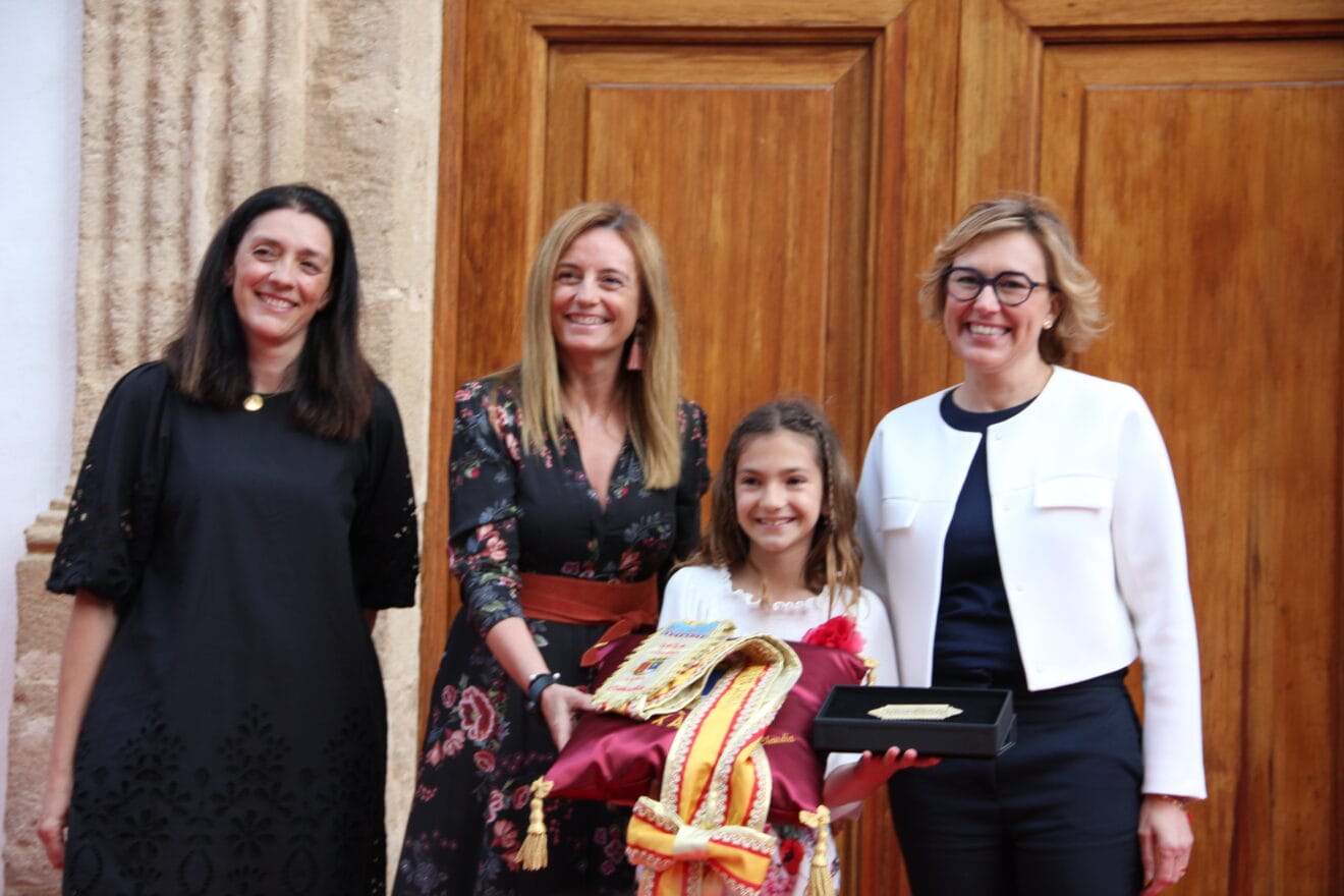 Acto de entrega de bandas y distintivos a los cargos de Fogueres 2024 (53)