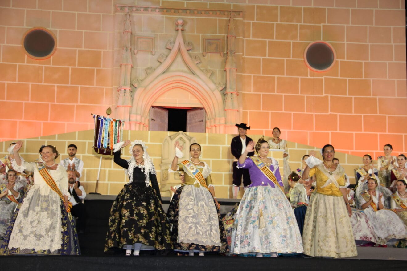 Hommage an Königinnen und Präsidenten zum 75. Jahrestag von Fogueres Xàbia (194)