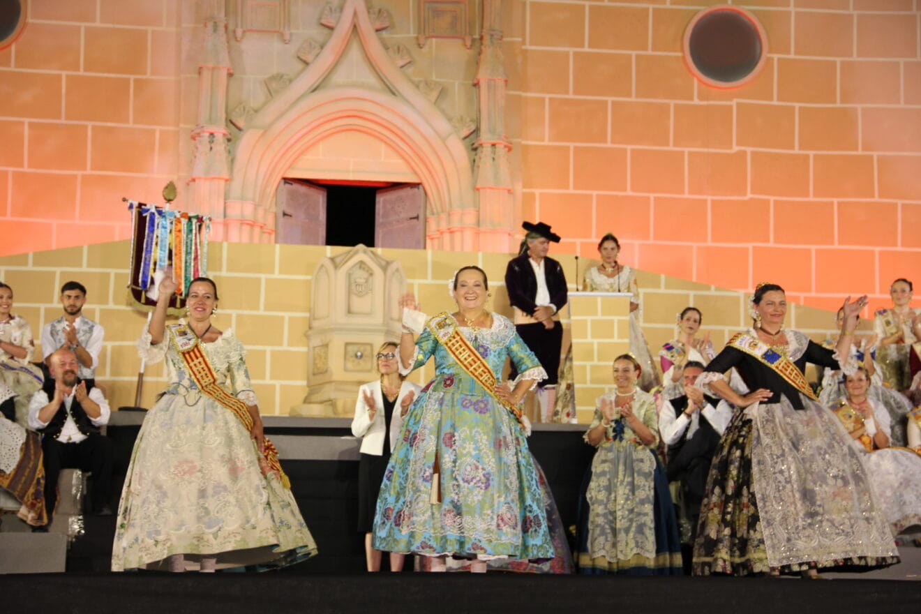 Hommage an Königinnen und Präsidenten zum 75. Jahrestag von Fogueres Xàbia (202)