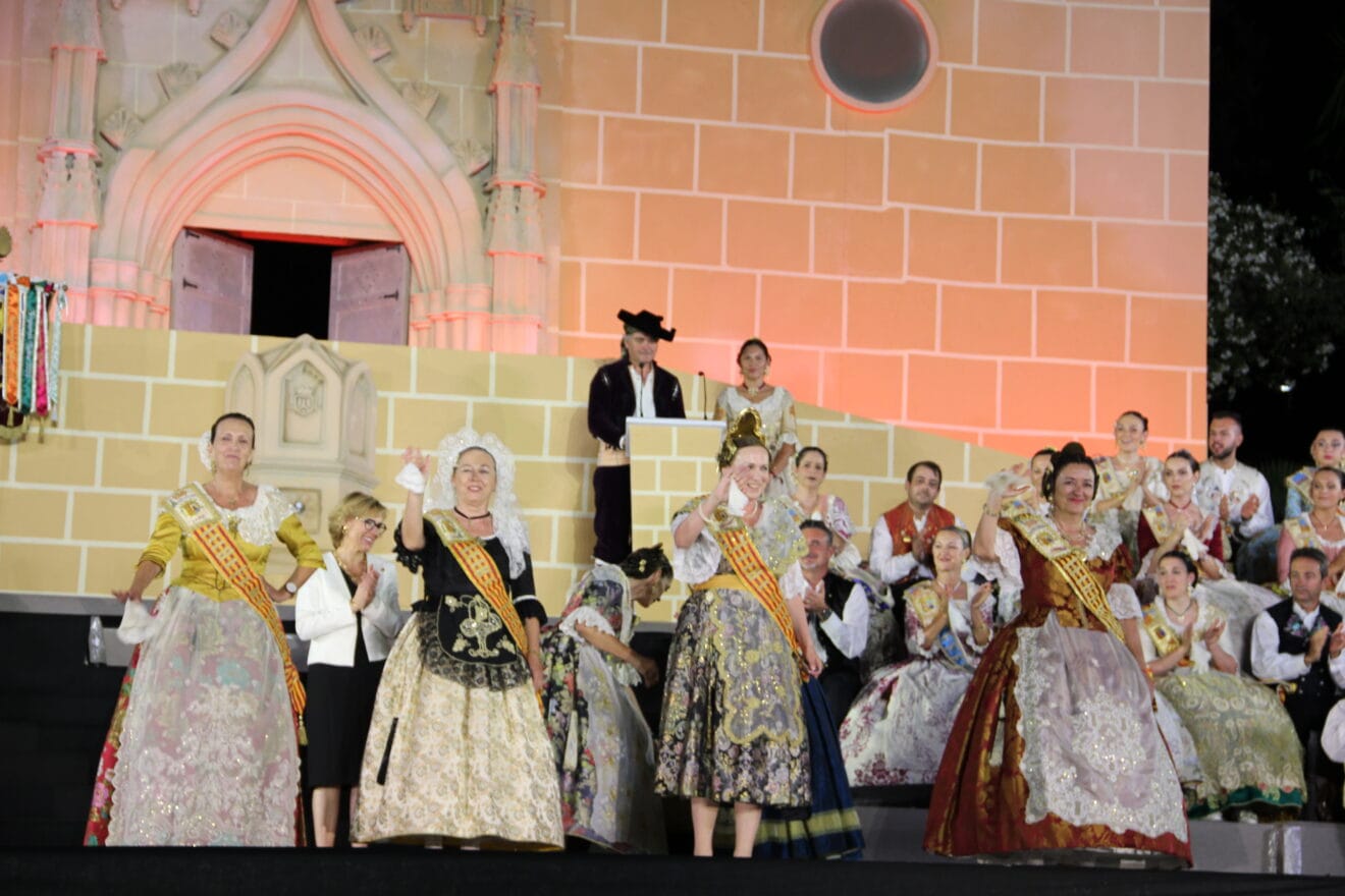 Hommage an Königinnen und Präsidenten zum 75. Jahrestag von Fogueres Xàbia (210)