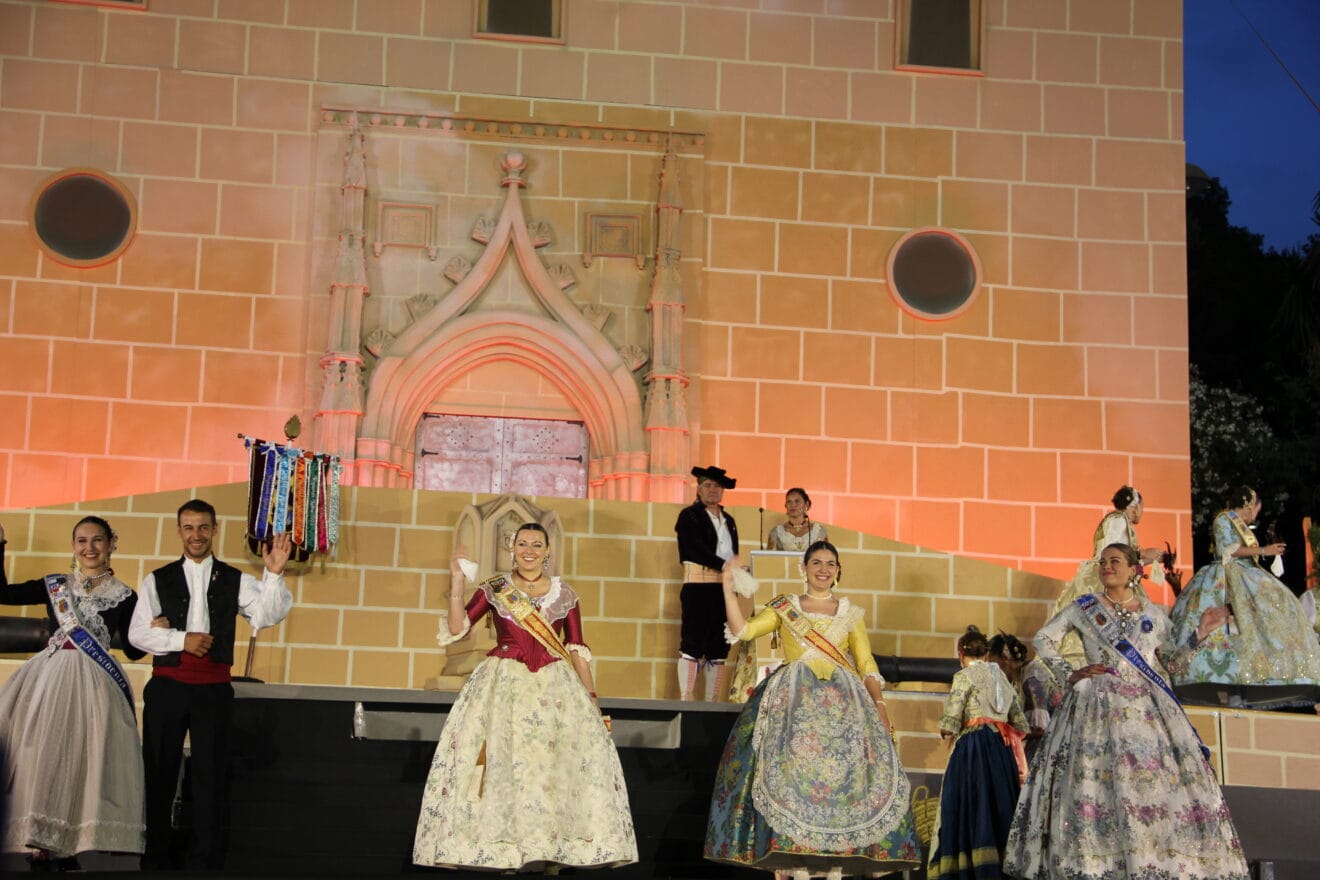 Hommage an Königinnen und Präsidenten zum 75. Jahrestag von Fogueres Xàbia (61)