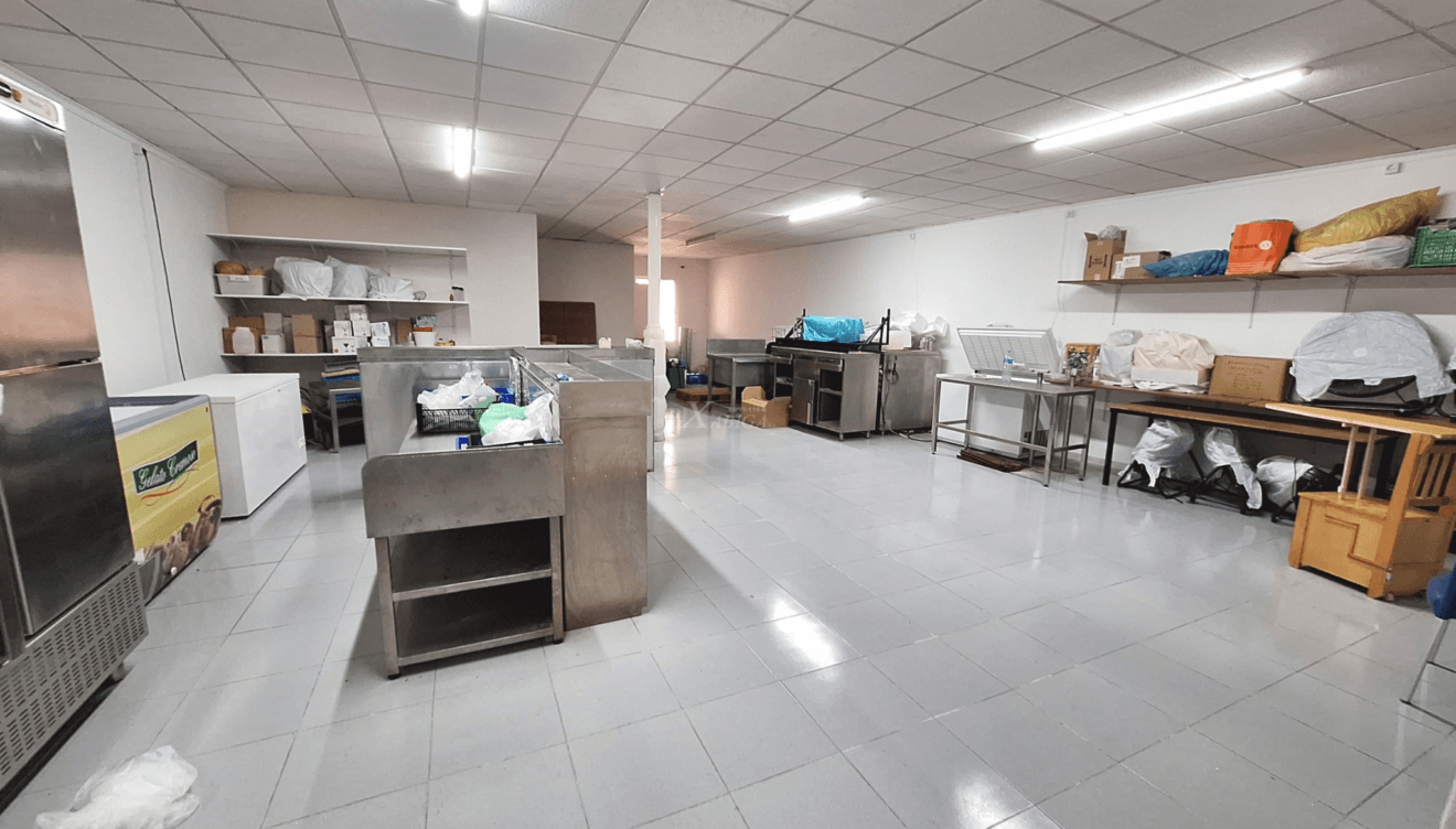 Großes Lager an diesem Standort in Pedreguer